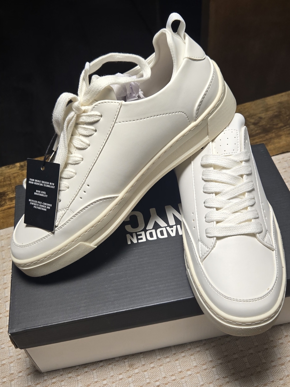 White Low-Top Men's Sneakers - Modern Casual Trainer